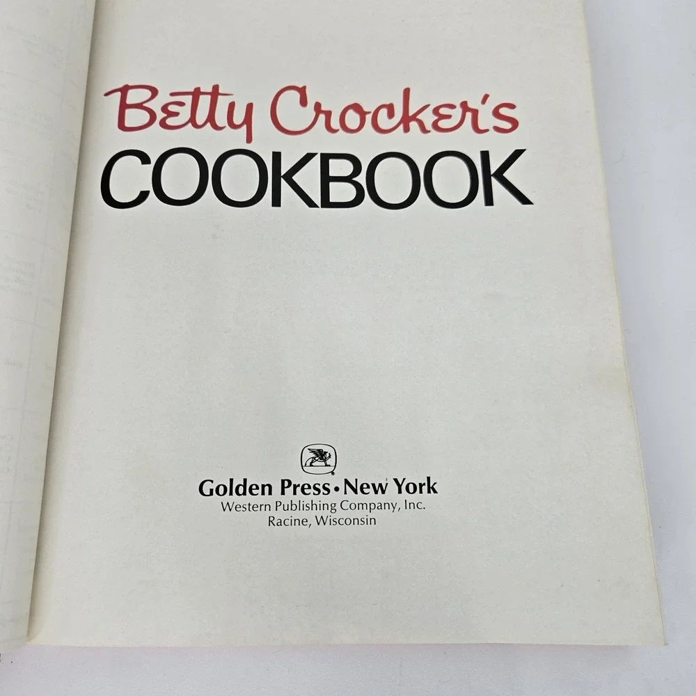 Vintage Betty Crocker's Cookbook Red Hardcover 1975 Pie Cover Bound‎ Edition